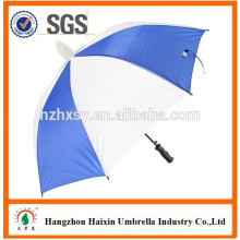 Blau und weiß gerade Regenschirm